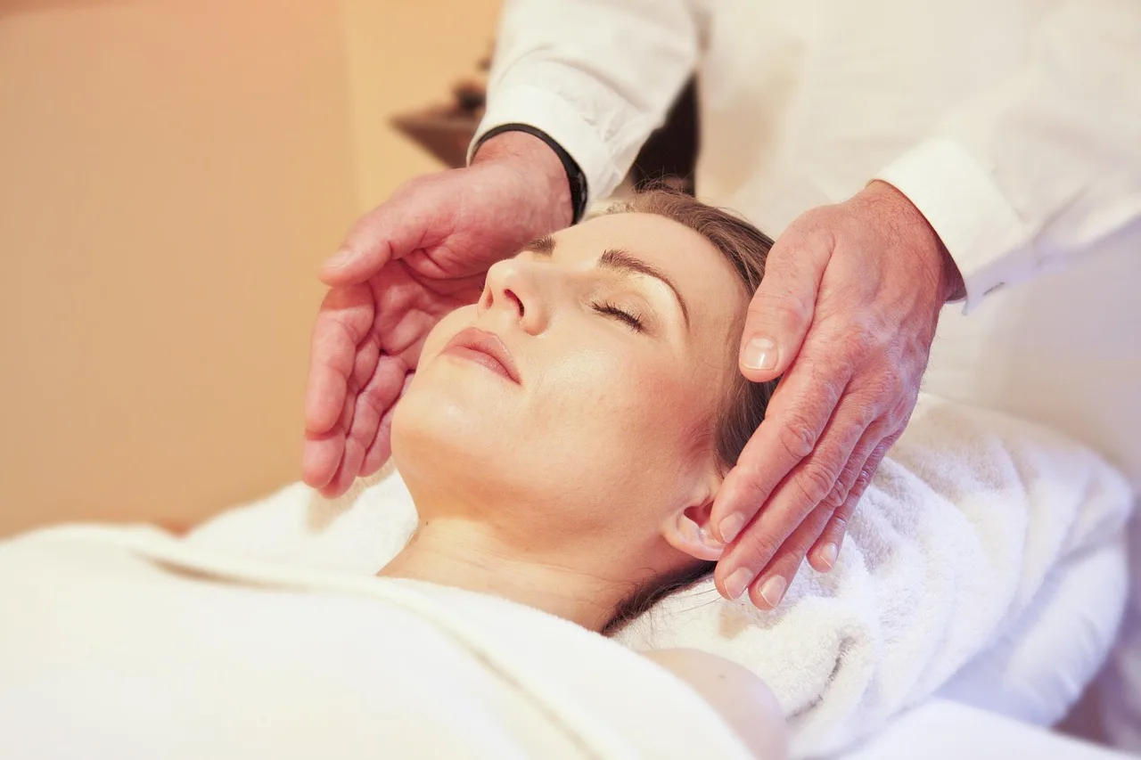 Persona en sesión de reiki